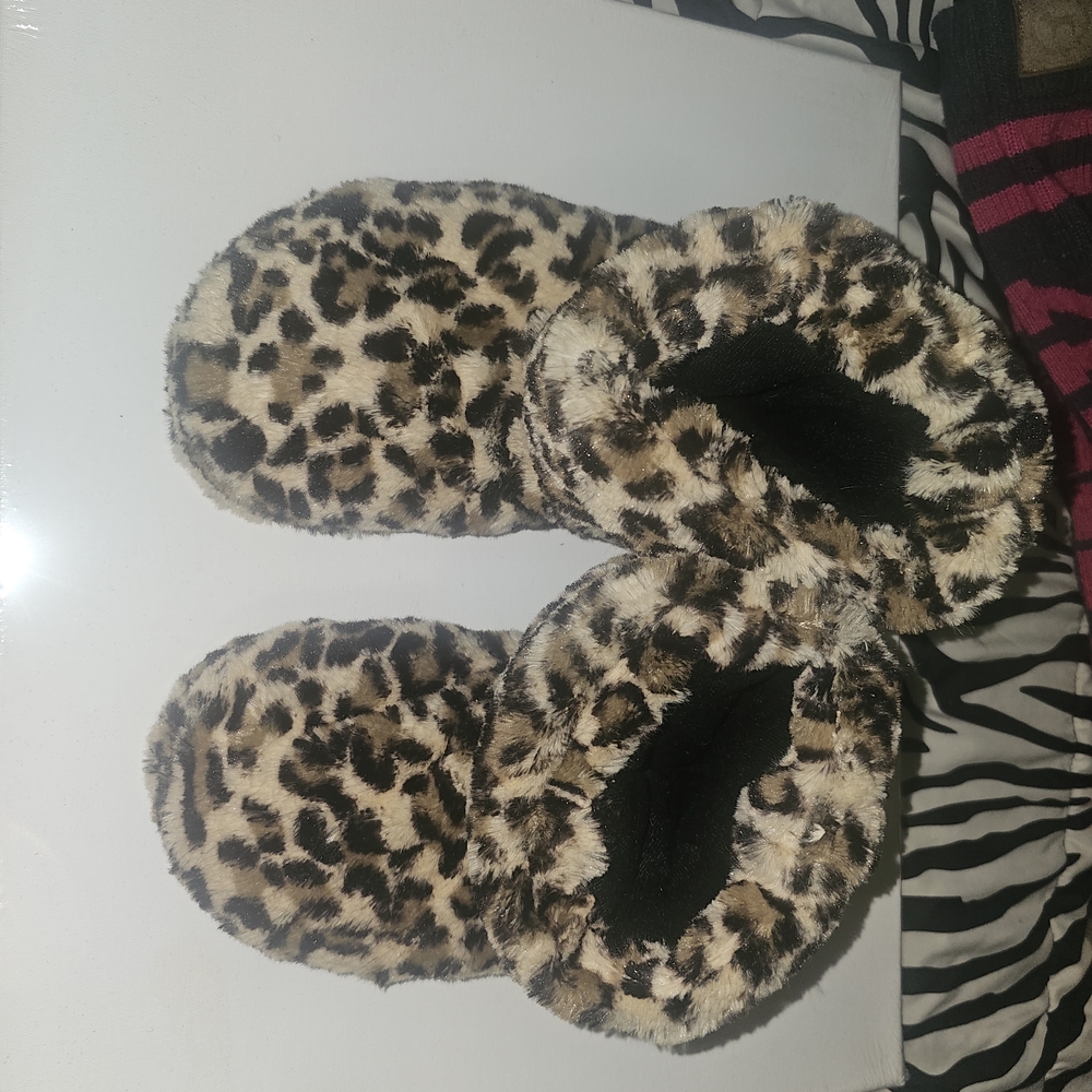 🩷 Leopard Print Fuzzy Massaging Slippers